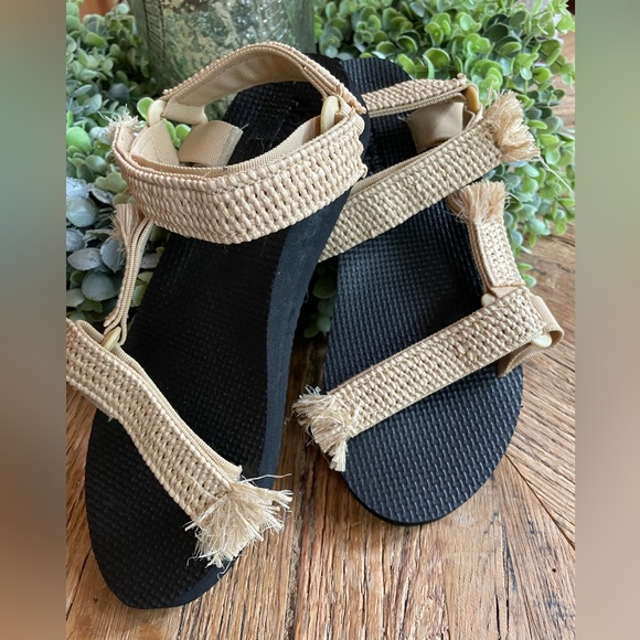 NEW NEVER WORN ARIZONA LOVE RAFFIA SANDALS - Picture 2 of 6